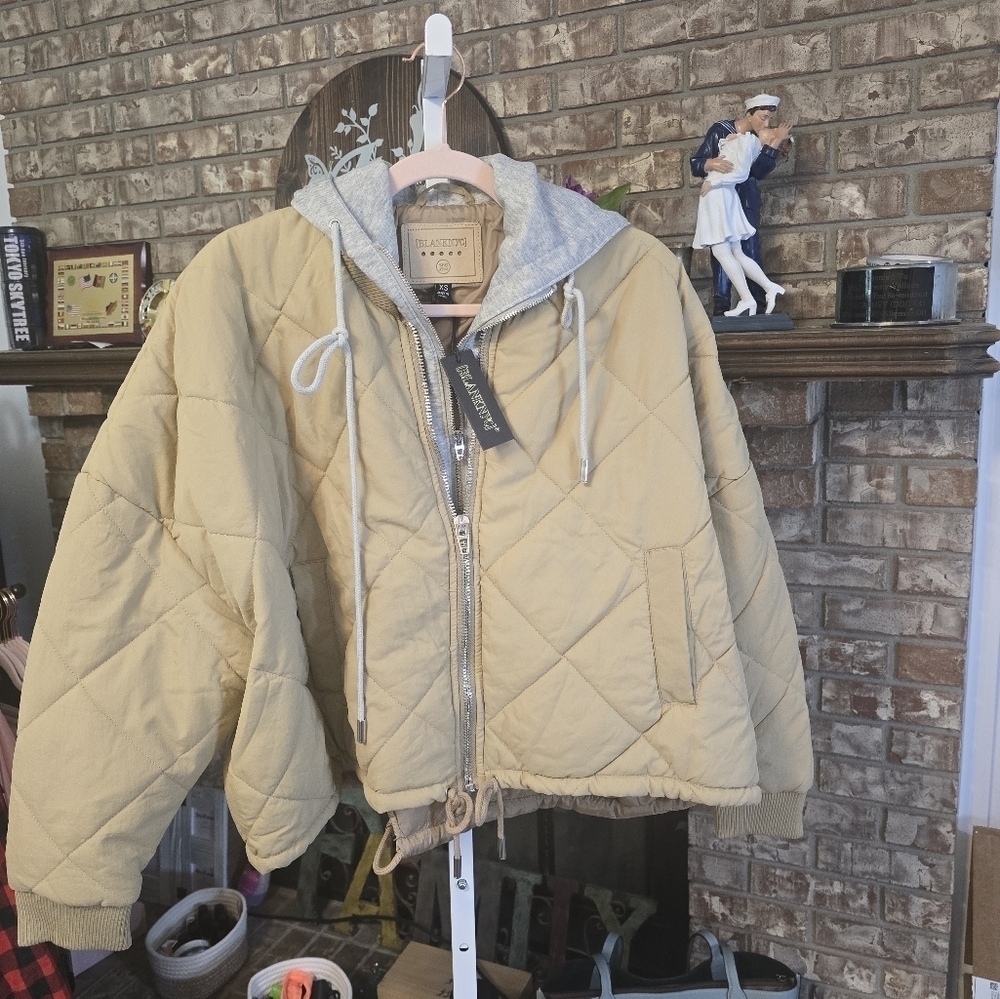 NWT size xs puffer jacket with mock two layers.